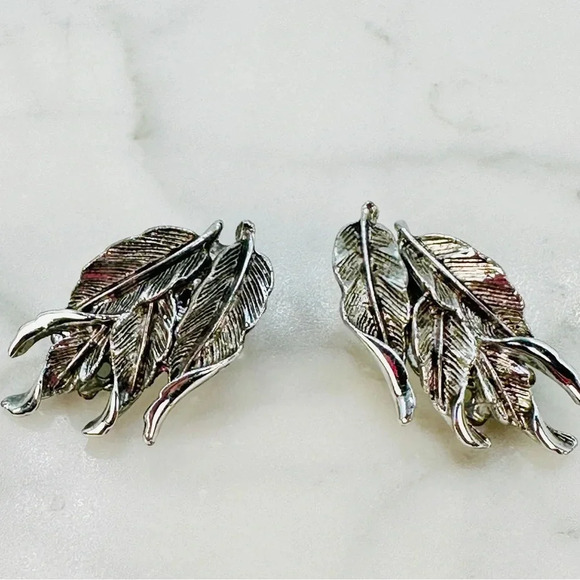 Vintage Clip On Earrings 2 Pair Silver Tone Swirl Flowers & Intricate Le… - Picture 2 of 10